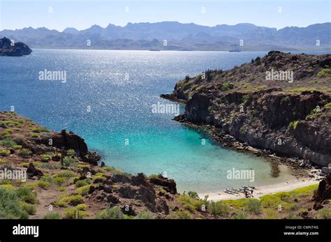 Mar Kayakers Almorzando En La Isla Danzantes Cala Luna De Miel Parque