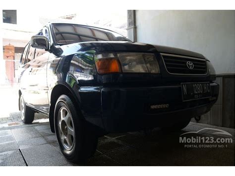 Lampu model ini juga terdapat pada lampu belakang, desain bumper baru, dan juga desain velg roda yang berbeda serta seatbelt (sabuk keselamatan) pada jok penumpang. Jual Mobil Toyota Kijang 1997 SGX 1.8 di Jawa Timur Manual ...