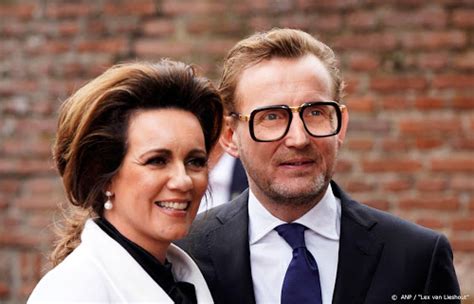 Een boek waarin wordt aangetoond dat prins bernhard het ene na het. Prins Bernhard feliciteert zijn vrouw Annette - Ditjes ...