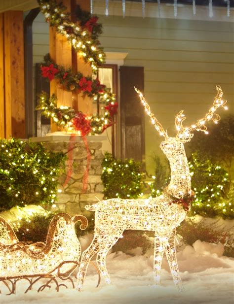 26 Super Cool Outdoor Décor Ideas With Christmas Lights