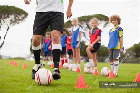 Coach Training Childrens Soccer Team — 30 To 34 Years People Stock