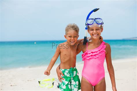 Семьи нудистов с детьми на пляже 93 фото