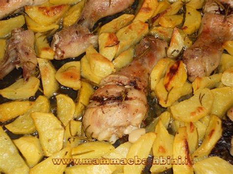 Pulire per bene il pollo e posizionarlo nell'apposita teglia adagiandolo sulla carta forno. Cosce di pollo al forno con patate, ricetta e foto - Mamma ...