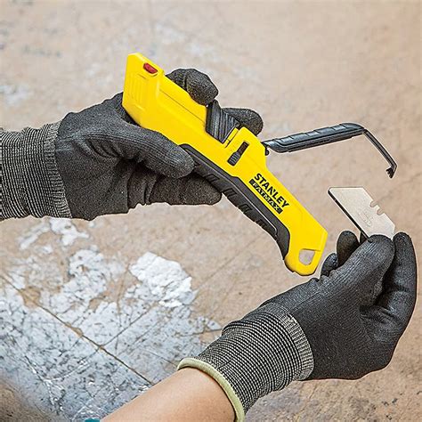 Stanley Fmht10365 0 Fatmax Auto Retract Tri Slide Safety Knife