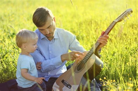 Padre Enseña A Su Hijo A Tocar La Guitarra Tiempo Juntos Padre E Hijo