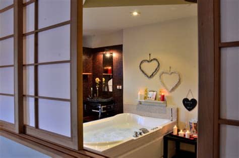 El edificio es de piedra y madera. Suite JAPONESA - Espacios del Mundo. Casa rural muy cerca ...