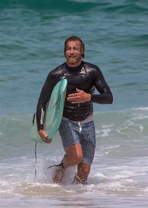 Photo Simon Baker ex héros de la série Mentalist fait du surf le 11