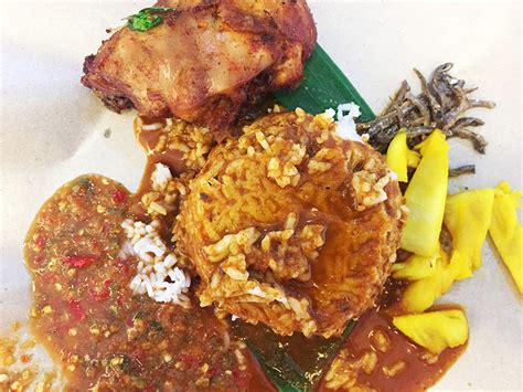 The nasi kukus set comes with a killer fried chicken thigh. 6 Must Try Nasi Kukus In Selangor - KL