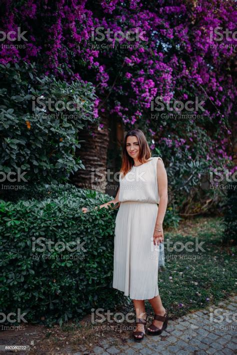 꽃과 나무의 배경에 흰색 드레스에 예쁜 여자 갈색 머리에 대한 스톡 사진 및 기타 이미지 갈색 머리 관능 머리 모양 Istock
