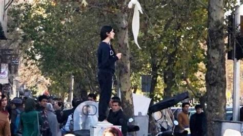 اعتراض به حجاب اجباری؛ خودسوزی هما دارابی، تصویری که آدم را رها نمی‌کند Bbc News فارسی