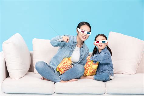 รูปบ้านแม่และลูกสาวกำลังดูภาพยนตร์สามมิติกำลังกินข้าวโพดคั่ว hd รูปภาพโรงหนัง วันแม่ พ่อแม่