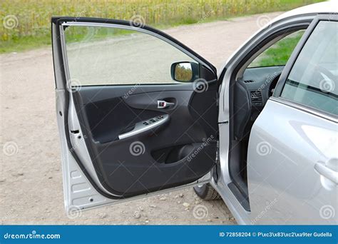 Puerta Abierta Del Coche Foto De Archivo Imagen De Campo 72858204