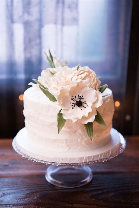 We've rounded up our favourite simple wedding cake designs to help you nail your dessert. One-Tier Wedding Cake With White Fondant Flowers