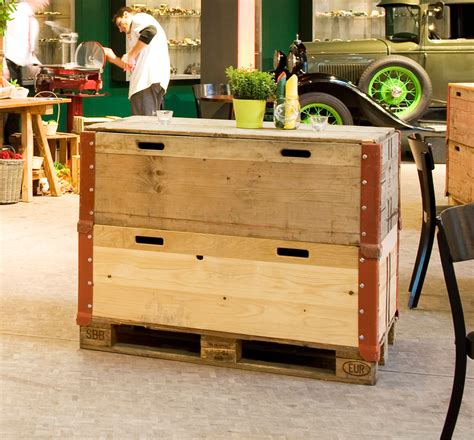 Schalenstühle mit reihenverbinder zu vermieten. Tische / Stehtische: Palettenrahmen Stehtisch