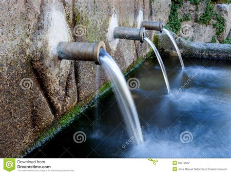 Fuente De Tres Tubos Con Agua Cristalina Foto De Archivo Imagen De