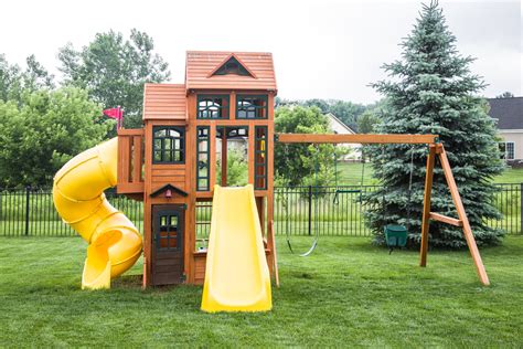 Spielturm mit rutsche und schaukel ein spielturm mit rutsche und schaukel schafft einen privaten kinderspielplatz in ihrem garten. Wie hoch darf ein Spielturm im Garten sein? » Die Vorgaben