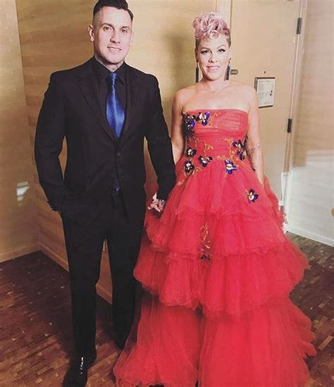 Baca selengkapnya pakaian dres couple pink / prom 2k16 _slay_ | prom outfits, mermaid prom dresses. Pin by Stephanie Banderas STUDENT on Pink | Pink singer, Carey hart, Cutest couple ever
