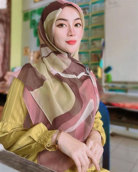 pin by solusi hamil on solusi cepat hamil in 2023 beautiful hijab muslim women fashion