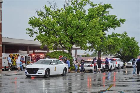 Armed Civilian Shot Greenwood Park Mall Suspect 8 Times Daily Journal