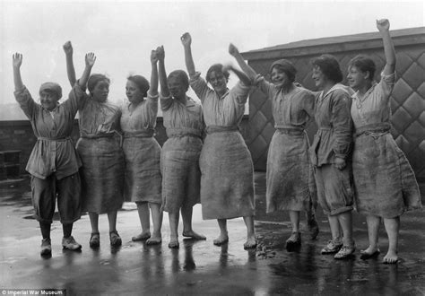 First World War Photos Show How Women Played Their Part In War Effort Daily Mail Online