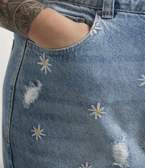 Calça Mom Jeans Com Bordados De Flores Margaridas Curve And Plus Size