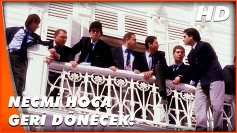Filmde, hababam sınıfı'nın hocalar ve idarecilerle olan ilişkisi anlatılır. Hababam Sınıfı Merhaba | Hababam, Güdük Necmi'yi Geri ...