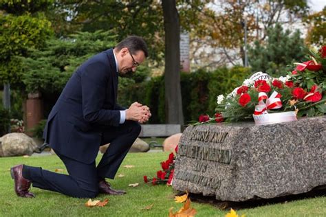 Zapewnił, że nie dojdzie do żadnych gwałtownych ruchów dot. Mateusz Morawiecki wspomina ks. Popiełuszkę. Pomagał ...