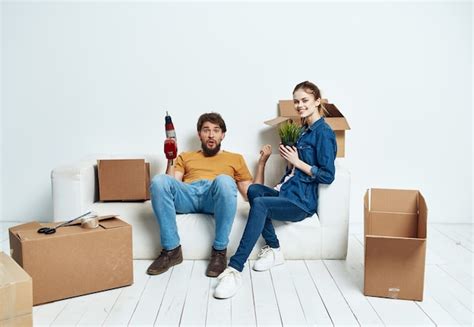 Jeune Couple Souriant Assis Sur Le Canapé à La Maison En Tenue Décontractée Amour Et Romance