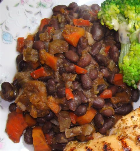 Aprende a preparar pollo guisado con papas con esta rica y fácil receta. LA COCINA DEL POLLO: GUISADO DE POROTOS NEGROS A LA JARDINERA
