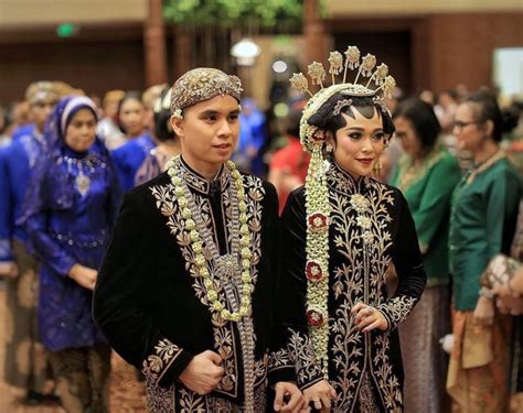 Kebaya pengantin adat jawa sudah menjadi pilihan masyarakat jawa dalam memilih pakaian pengantin. Pakaian Adat Jawa Tengah yang Jarang Diketahui - elevenia Blog