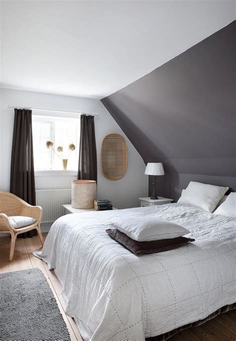 8 How To Decorate A Bedroom With Slanted Walls References Zahsnzj