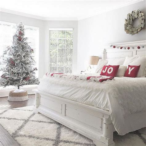 44 Gorgeous White Christmas Bedroom Decorating Ideas Pimphomee