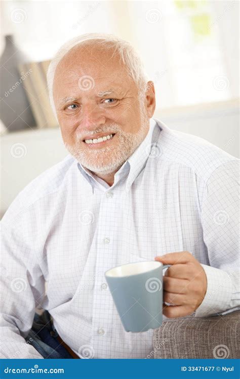 Viejo Hombre Sonriente Que Come Caf Imagen De Archivo Imagen De Ropa