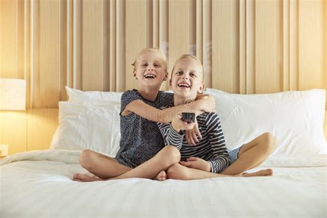Kleiner Bruder Und Schwester Im Bett Liegen Und Sehen Sich Videos