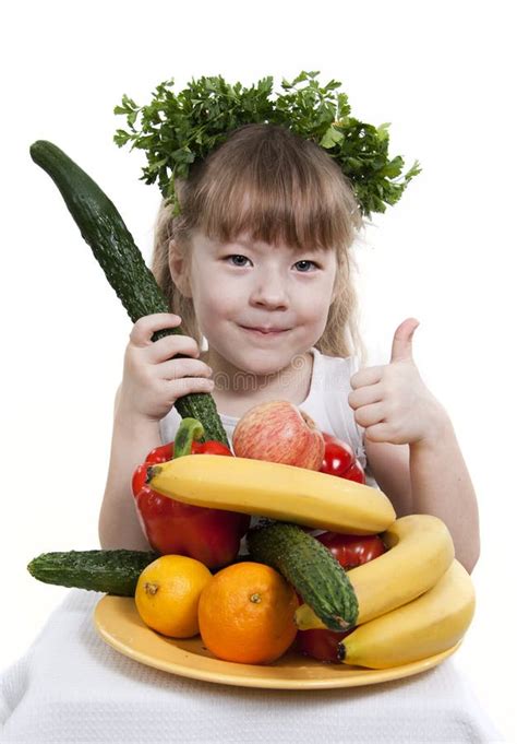 Het Kind Houdt Groenten En Fruit Stock Afbeelding Image Of Bont