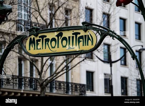 Metropolitana Di Parigi Métropolitain Tradizionale Segnale Art Nouveau All Ingresso Di Una