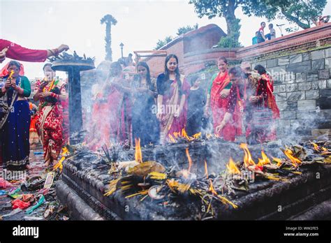 Kathmandunepal Sep 22019 Hindu Women Offer Prayers At The Pashupatinath Temple During Teej