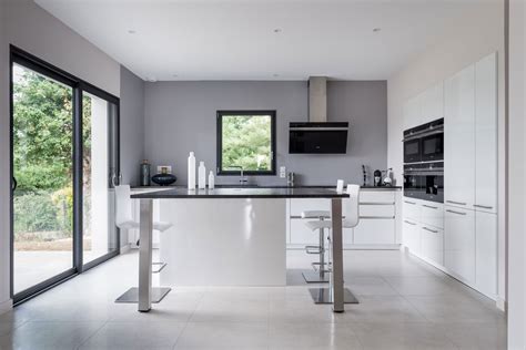Boostez le look de votre cuisine avec les finitions de votre choix, et trouvez votre bonheur parmi notre large gamme d'électro & d'équipements. Cuisine SieMatic moderne en laque blanche avec un îlot ...