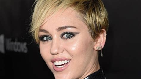 Miley Cyrus Looks Amazing As She Attends Pre Grammys Party With