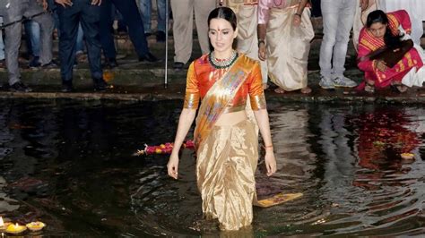 Kangana Ranaut ने लगायी Ganga में डुबकी झांसी की रानी लक्ष्मीबाई