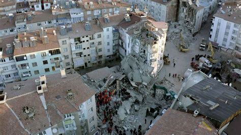 Earthquakes can range in size from those that are so weak that they cannot be felt to those violent enough to propel objects and people into the air, and wreak destruction across entire cities. Terremoto en Turquía dejó 41 muertos tras finalizar las operaciones de rescate