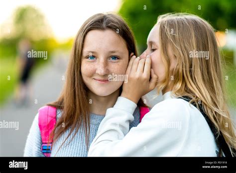 Dos amigas colegiala. En el verano en la ciudad. Le dice a un amigo en