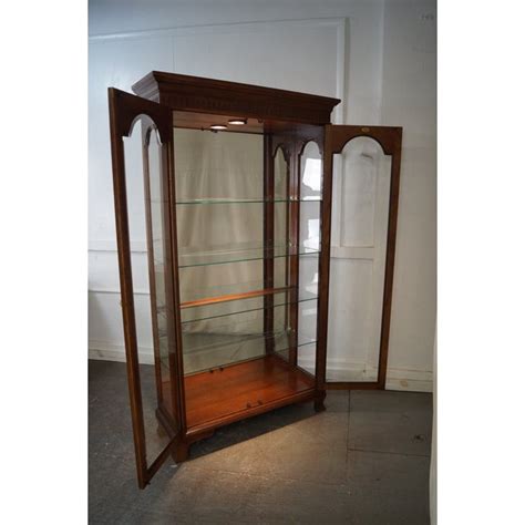 Floor standing cherry lighted curio cabinet. Jasper Traditional Oak Lighted Display Curio Cabinet ...