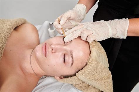 Premium Photo Professional Masseuse Massaging Her Female Client