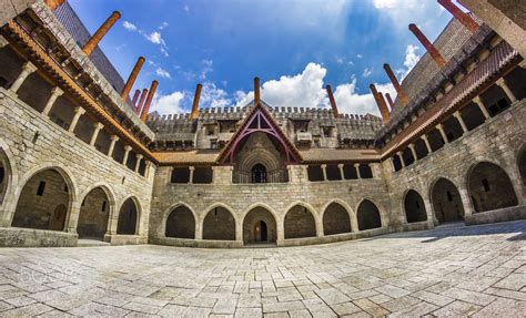 Majestosa casa senhorial do século xv, mandada edificar por d. Guimarães - Palácio dos Duques de Bragança, Guimarães ...