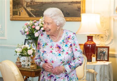 The Queen Offered Tea To A Builder At Buckingham Palace And Their Response Was Priceless