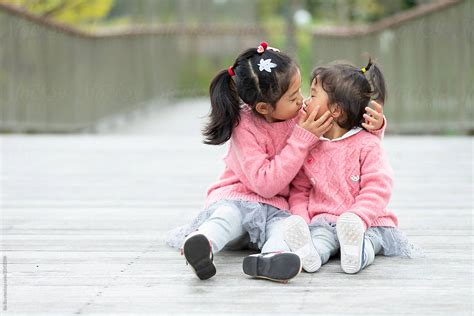 Gesandtschaft Bergung Landwirtschaft Two Asian Girls Kissing Sei Ruhig