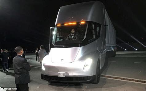 Elon Musk Unveils Tesla Semi Electric Big Rig Truck Daily Mail Online