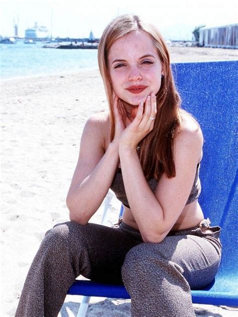 The Most Iconic Movie Beauty Looks Of All Time Mena Suvari Iconic Movies World Most