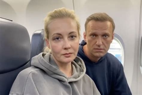 Kremlin Critic Alexei Navalnys Wife Yulia Delivers Borscht And